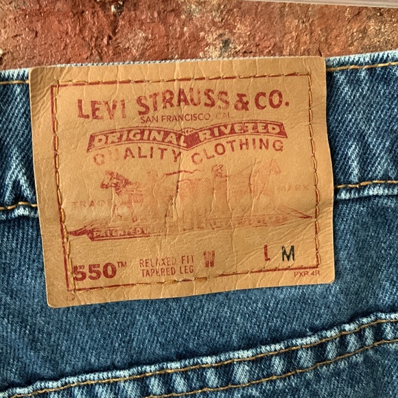 Vintage Levi’s Relaxed Fit Tapered Leg Classic Blue Denim Jeans - Picture 8 of 9